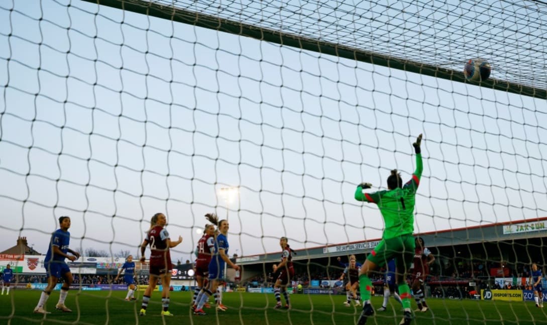 Chelsea Edge Past West Ham in Controversial WSL Clash