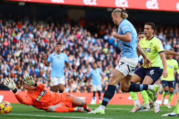 Erling Haaland misses from close range