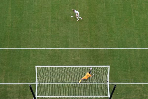 Bono saves the penalty