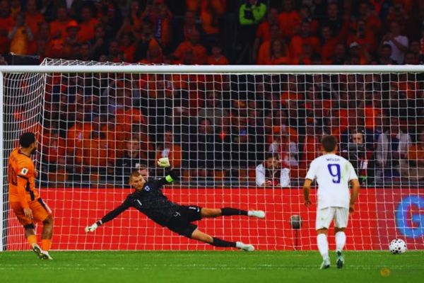 Depay Converts Penalty After Finland Handball