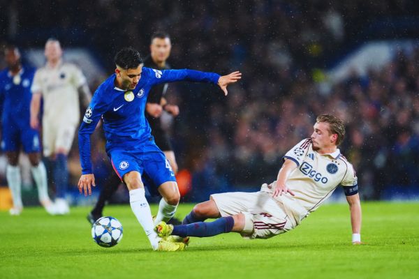 Red Card and Early Goals Shift Momentum